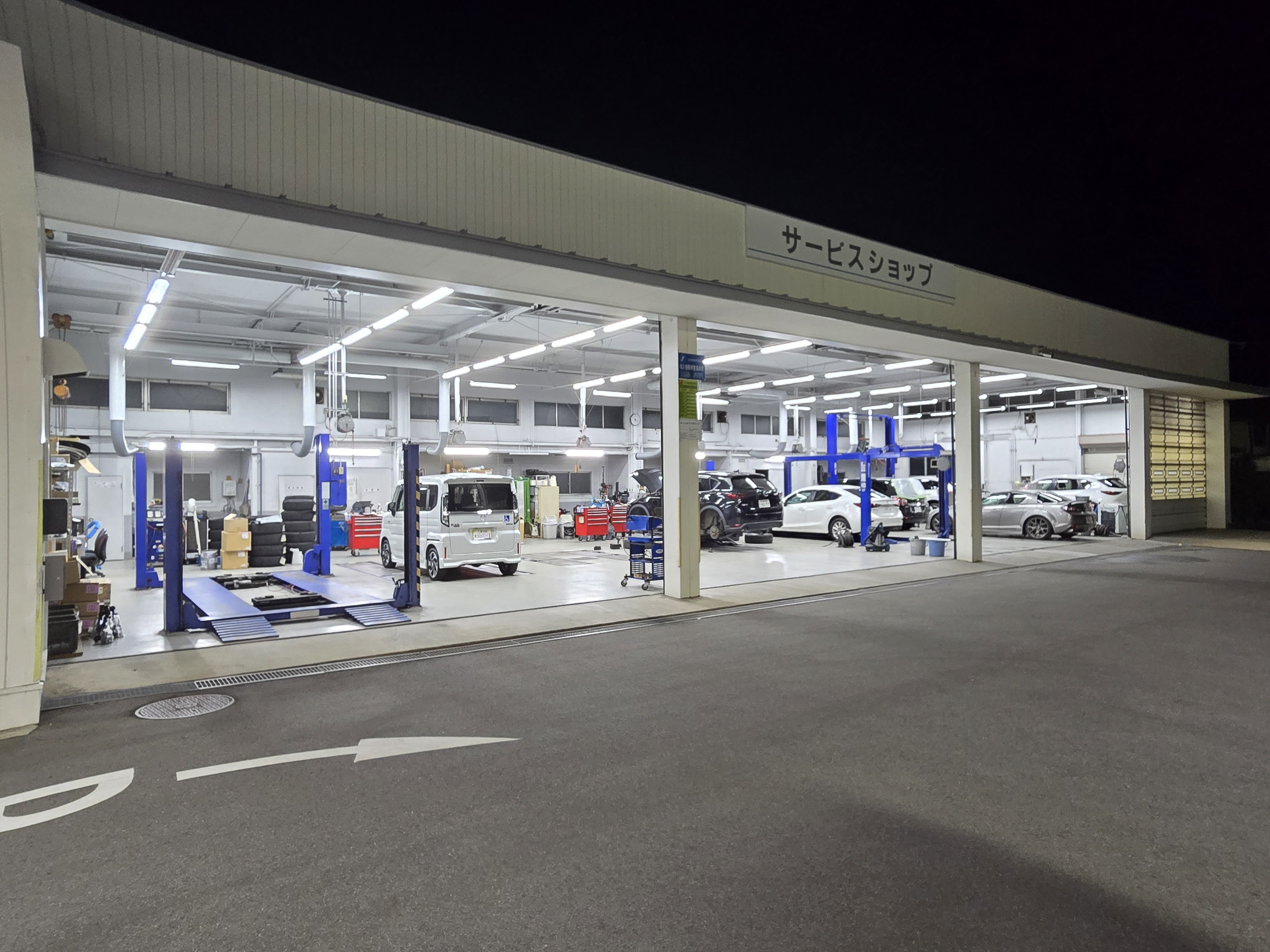 新車ショールーム、中古車展示場、サービス工場併設の総合店舗です。板金・修理・保険などお車に関することであれば何でもご相談下さい。