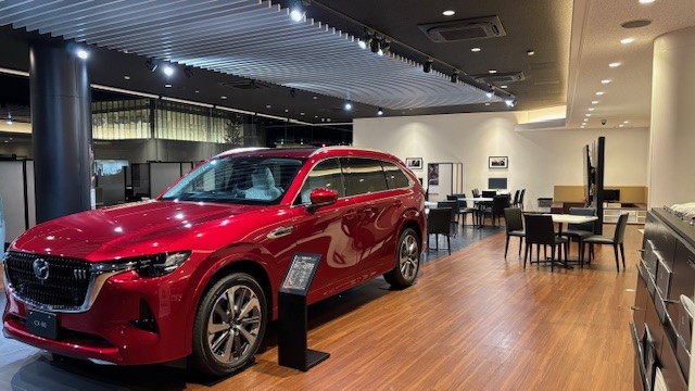ショールームはとっても広くゆっくりとお車選びを楽しんでいただけます。